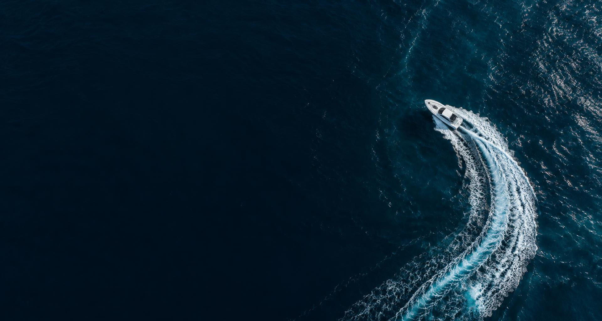 Ein Boot nimmt auf offenem Meer einen neuen Kurs